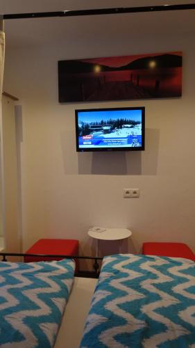a room with a flat screen tv on the wall at Hoamatl in Ebbs