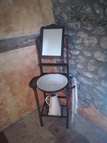 a wooden chair with a table in a room at Casa el Francés in Graus