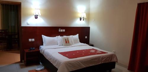 Кровать или кровати в номере Hôtel La Rose Blanche Korhogo