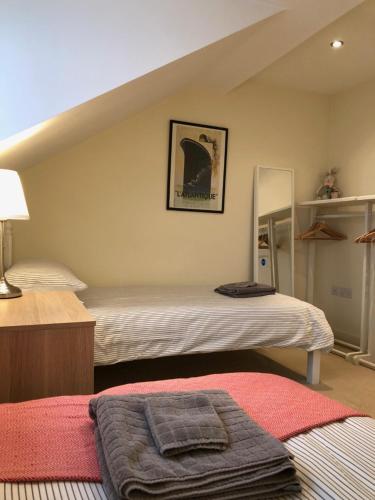 una camera da letto con due letti e uno specchio di 34 The Green a Marlborough
