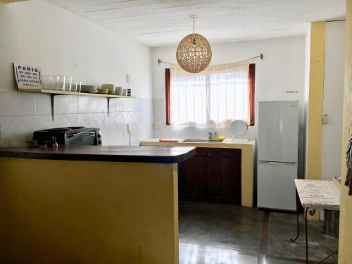 La cuisine est équipée d'un comptoir et d'un réfrigérateur. dans l'établissement Casa en colonia para 7 personas, à Colonia del Sacramento