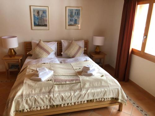 1 dormitorio con 1 cama con toallas en Chalet Studen en Grindelwald