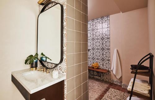 Ένα μπάνιο στο Hotel Figueroa, Unbound Collection by Hyatt