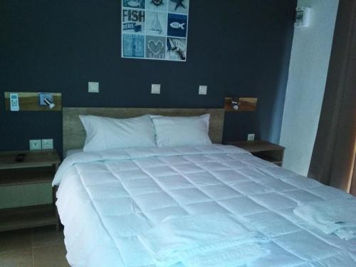 Säng eller sängar i ett rum på Beloni Apartments and Studios