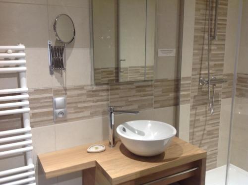 a bathroom with a sink and a shower at Auberge De L'Abbaye in Hambye