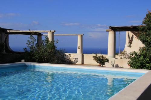 basen z widokiem na ocean w obiekcie Agriturismo La Dolce Vita Lipari w mieście Lipari