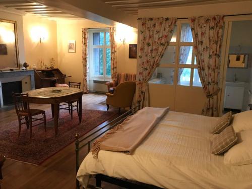 Château de Rys في Bossay-sur-Claise: غرفة نوم فيها سرير وطاولة فيها