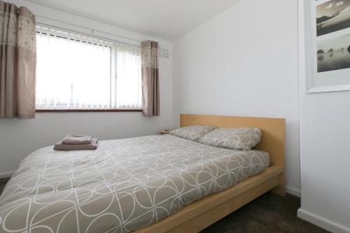 1 dormitorio con cama y ventana en Yewdale House en Coventry