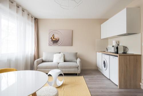 un salon avec un canapé et une table dans l'établissement Appartement Lyon Gerland - Enjoy in Lyon, à Lyon