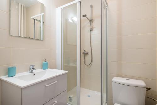 une salle de bain avec une douche, un lavabo et des toilettes dans l'établissement Appartement Lyon Gerland - Enjoy in Lyon, à Lyon
