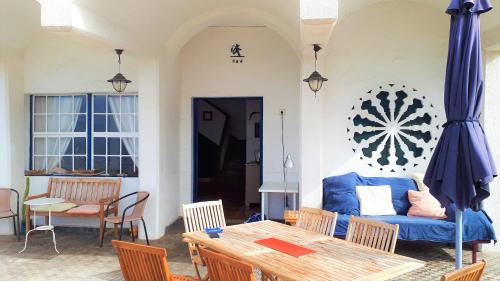 Las ManchasにあるCasa Conradoのリビングルーム(テーブル、青いソファ付)