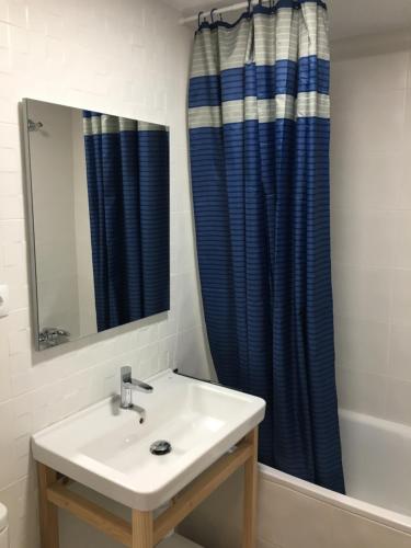 baño con lavabo y cortina de ducha en Casa Paseo Maritimo 28, en Salobreña