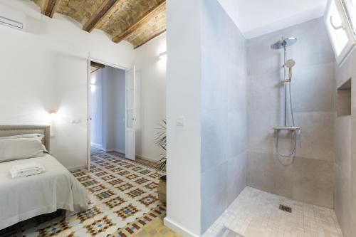sypialnia z prysznicem i łóżkiem w pokoju w obiekcie Casa Nolla w Walencji
