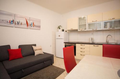 uma sala de estar com um sofá e uma cozinha em Split Center Beautiful Apartment em Split