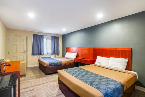 聖貝納迪諾的住宿－Econo Lodge San Bernardino I-215，酒店客房设有两张床和电视。