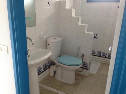 a bathroom with a toilet and a sink at Appartement Nabeul Plage in Nabeul