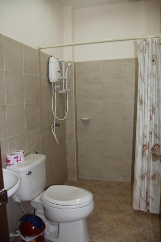 La salle de bains est pourvue d'une douche et de toilettes. dans l'établissement Groovy Bungalows, à Ao Nang Beach