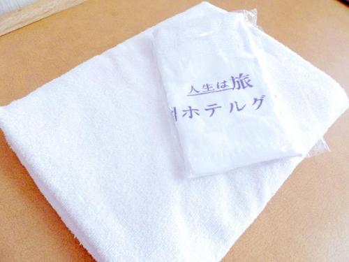 Una servilleta blanca con escritura en una mesa. en Izu Nagaoka Kinjokan, en Izunokuni