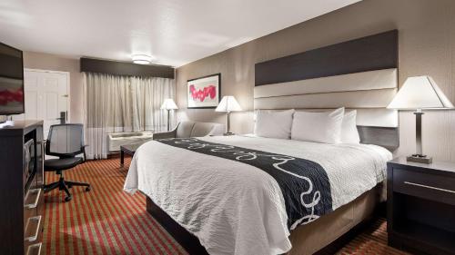 una camera d'albergo con un letto grande e una scrivania di Best Western Deming Southwest Inn a Deming