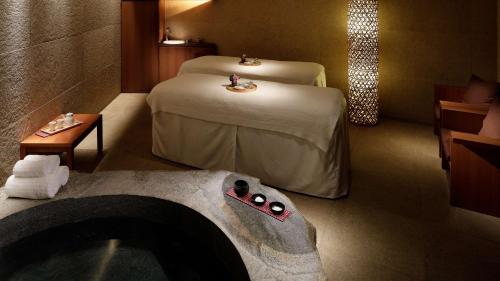 a hotel room with two beds and a bath tub at Grand Hyatt Tokyo in Tokyo
