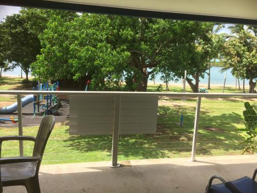 Un balcón o terraza de Whitehaven Beachfront Holiday Units