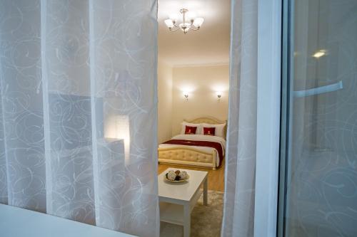 モスクワにあるLux-Apartments улица Павловская, 23のベッドルーム(ベッド1台、テーブル、鏡付)