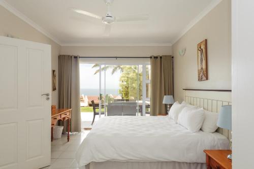 um quarto com uma cama e vista para o oceano em Martinique 44 em Ballito