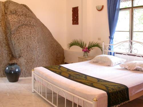 1 dormitorio con cama y ventana grande en Seaview Paradise Mountain Holiday Villas Resort, en Lamai