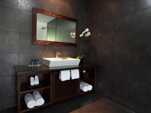 Kúpeľňa v ubytovaní Griya Santrian a Beach Resort