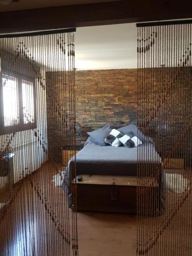 een slaapkamer met een bed in een hangruimte bij WindRose 6 in Madrid