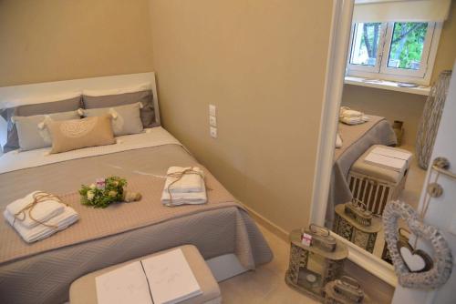 Un pequeño dormitorio con una cama con flores. en Meni Sweet Luxury Home, en Volos