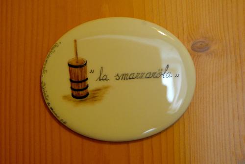 a plate with a picture of a drink on a table at Room & Breakfast Cà mea Dina in Ledro