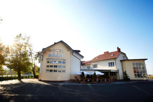 un bâtiment avec un panneau indiquant l'hôtel duthier dans l'établissement Hotel Dukat, à Biała Podlaska