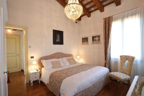 Ένα ή περισσότερα κρεβάτια σε δωμάτιο στο VILLA LA FENICE Locazione Turistica