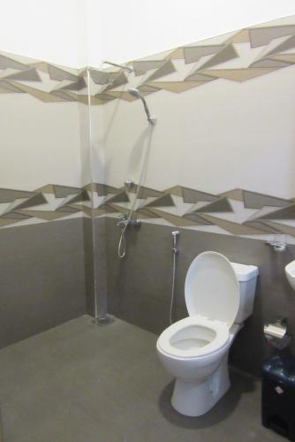 ein Badezimmer mit WC und eine Wand mit Sternen in der Unterkunft Star Beach Hotel in Tangalle