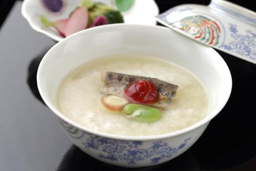 een kom havermout met een kers erop bij Shima Tamura in Nakanojo