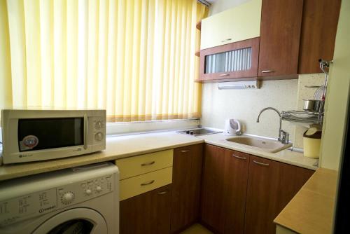 cocina con lavadora y fregadero en Apartment Geo Milev, en Plovdiv