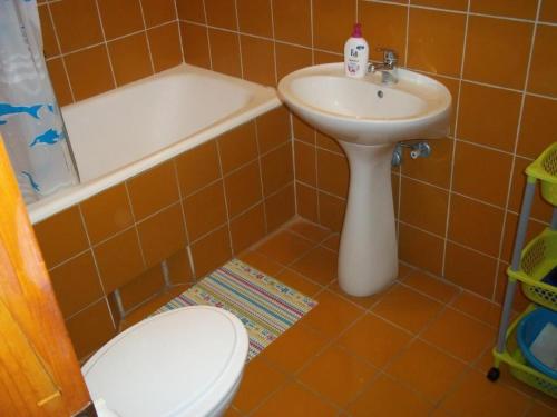 La salle de bains est pourvue de toilettes et d'un lavabo. dans l'établissement Apartment Duskica - close to the sea, à Petrčane