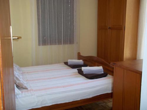 - une chambre avec un lit et 2 serviettes dans l'établissement Apartment Duskica - close to the sea, à Petrčane