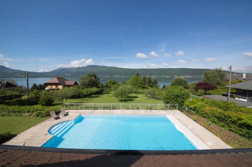 SavoieLac - Villa Marianneの敷地内または近くにあるプールの景色