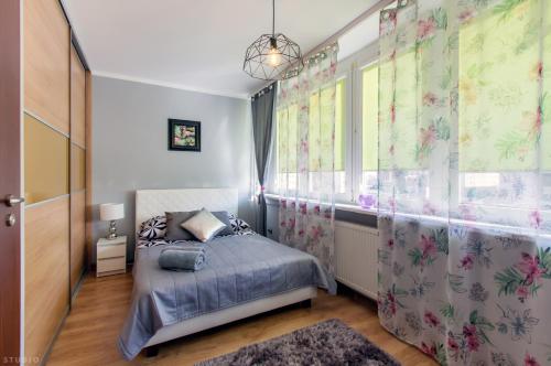 ein kleines Schlafzimmer mit einem Bett und einem Fenster in der Unterkunft ClickTheFlat Golden Terraces Apart Rooms in Warschau