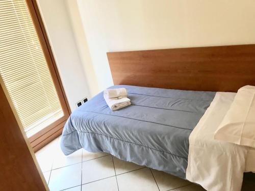 Ένα ή περισσότερα κρεβάτια σε δωμάτιο στο Apartments Tony in Bardolino