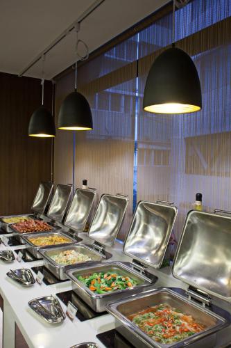 eine Reihe von Tabletts mit Speisen in einem Restaurant in der Unterkunft Beitou Sweet Me Hot Spring Resort in Taipeh