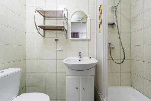 ブワディスワボボにあるDom wakacyjny SEBASTIAN Władysławowoのバスルーム(洗面台、トイレ、シャワー付)