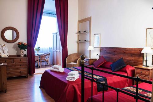 Un dormitorio con una cama con sábanas rojas y una mesa. en Fashion House, en Barcelona