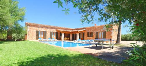 a villa with a swimming pool in a yard at Can Mates Nou in Campos