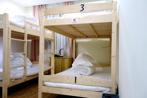 a couple of bunk beds in a room at Hangzhou Memory Travel International Hotel-Edge Westlake in Hangzhou