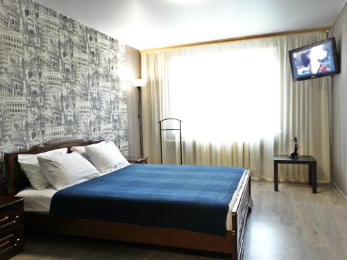 トゥーラにあるInndays on Lunacharskogo-3のベッドルーム1室(青い掛け布団付きのベッド1台付)