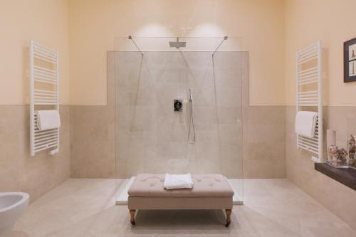 Vannas istaba naktsmītnē Luxury Bed and Breakfast Cerretani Palace