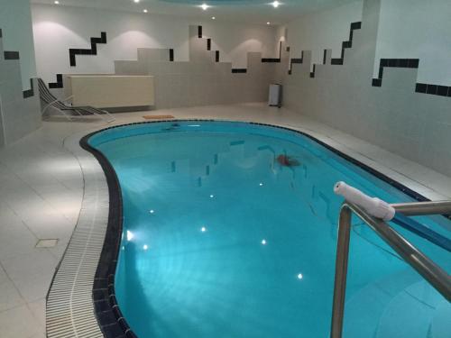 Der Swimmingpool an oder in der Nähe von Justyna